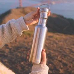 Klean Kanteen Bamboo Cap Reflect 800ml | Brushed Stainless -Toy Series Store K27SSLRF BS T BAMBOO GOROSTIETA HoldingBottleNextToGoldenGateCloseupGIF2